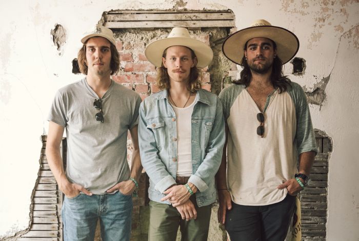Folk, diep geworteld in traditie, dat is de sound van Caamp