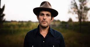 Gregory Alan Isakov's zesde album is een beeldende luistertrip.
