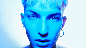 Gus Dapperton volgt zijn eigen muzikale weg en een eigenzinnige fashionstyle