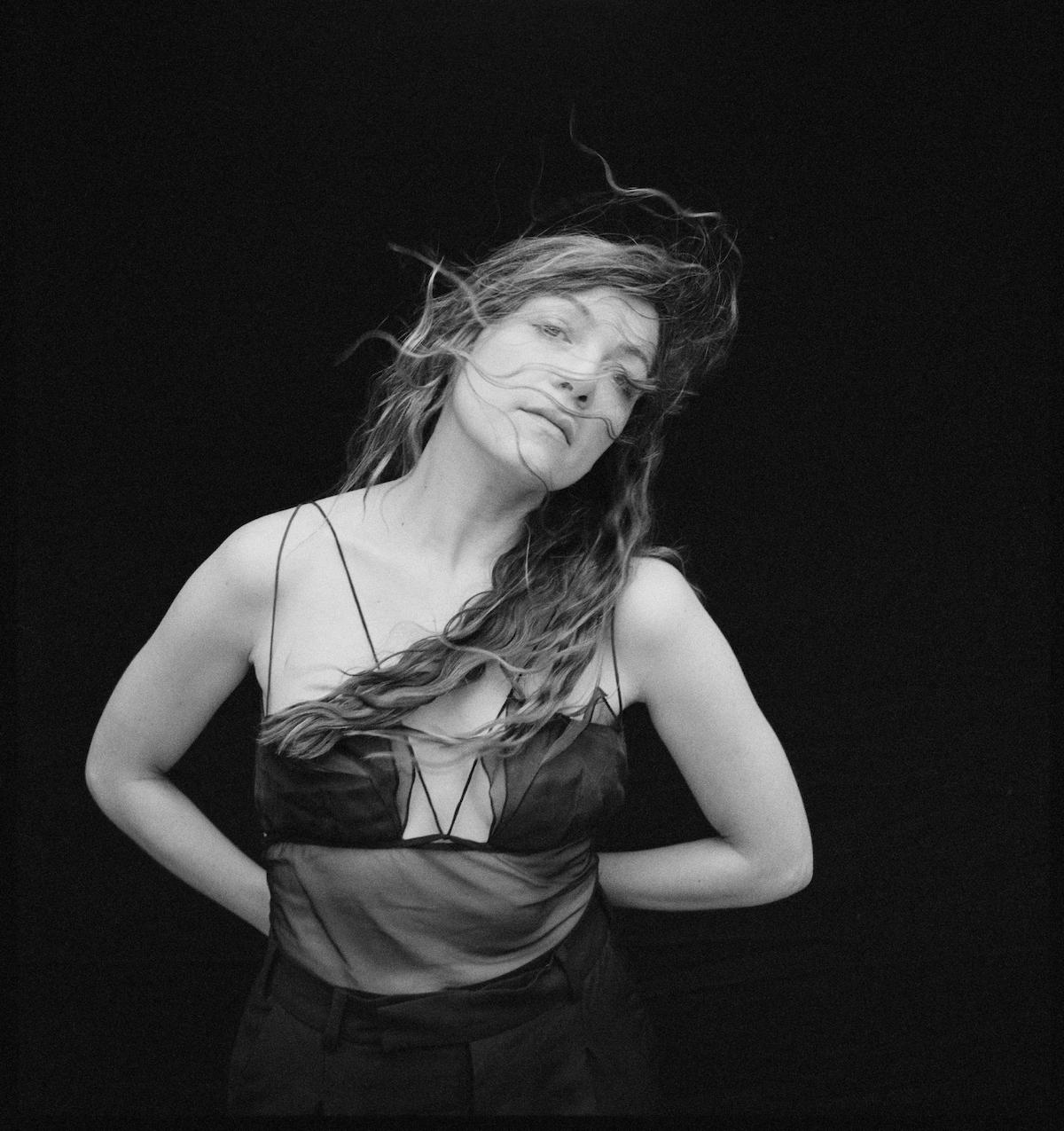 Duik in de betoverende wereld van Natalia Lafourcade met de heruitgave van haar album "Hasta la Raíz"