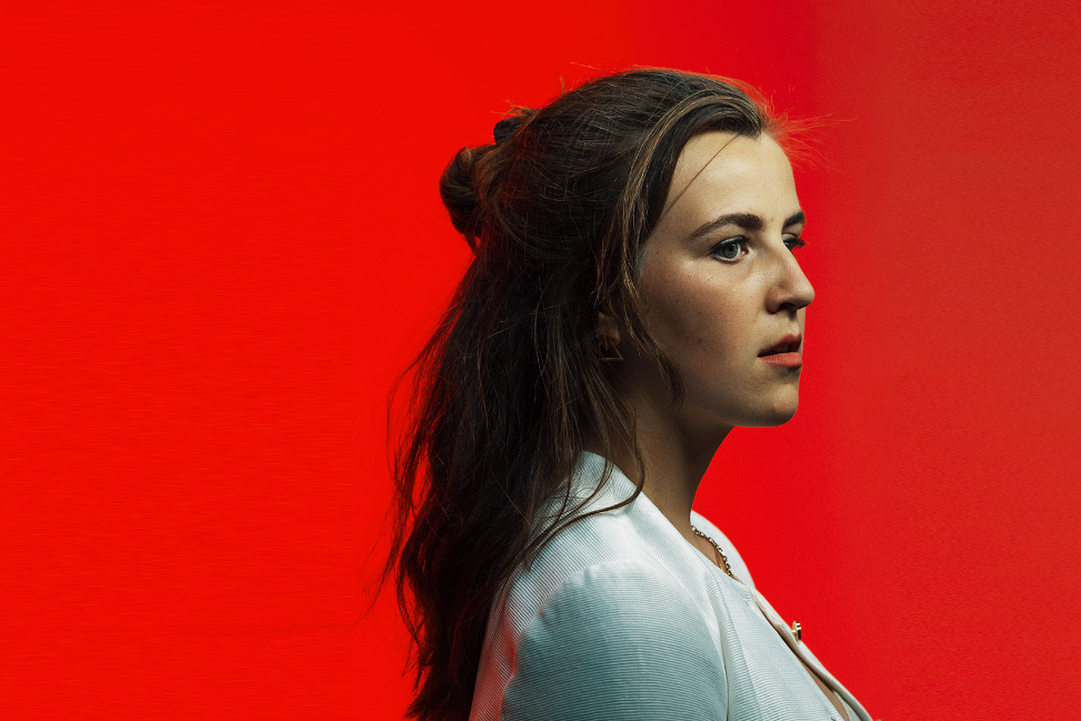 puntjudith onthult debuutalbum "Niemand is een eiland": Een muzikale reis door verbinding en hoop