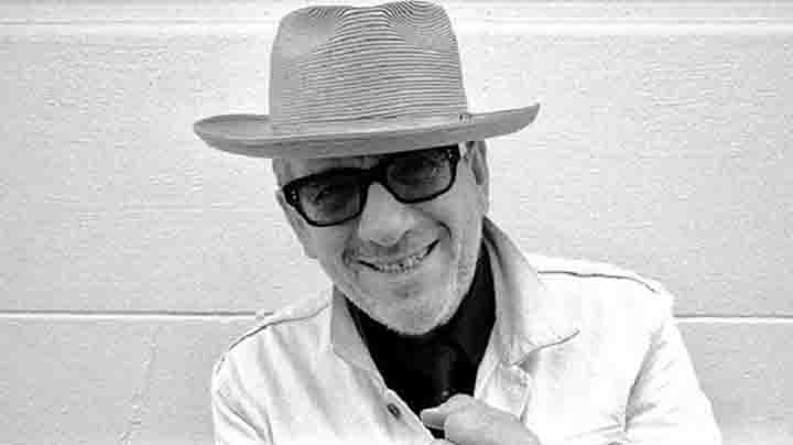 Vlak voor de pandemie reisde Elvis Costello kriskras de wereld over om zijn nieuwe album op te nemen