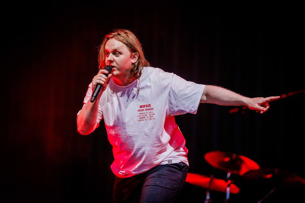 Lewis Capaldi maakt met videoclip van 'forget me' een kopie van Whams 'Club Tropicana'