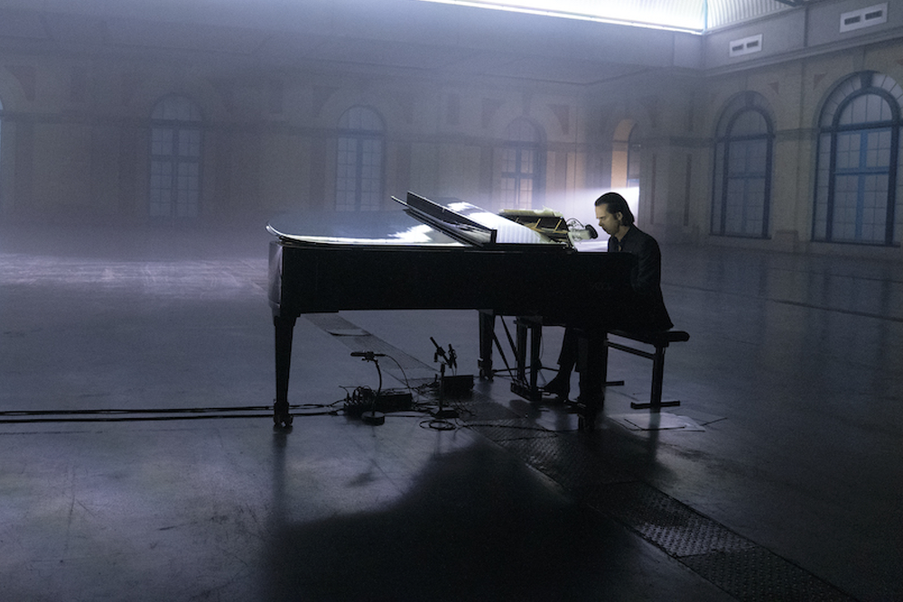 Op 'Idiot Prayer' speelt Cave zijn liedjes solo op de piano in een zelden vertoonde gestripte vorm